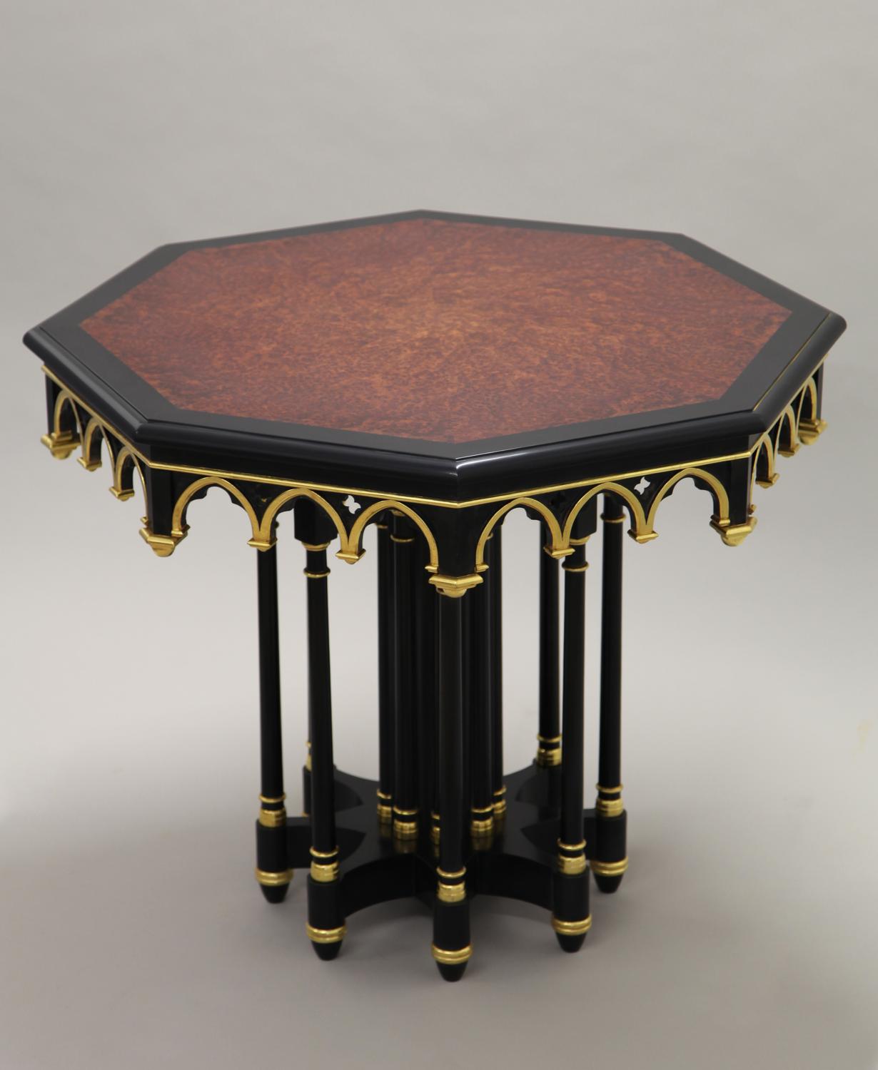 TABLE MARQUETERIE et OR ARCHE GOTHIQUE